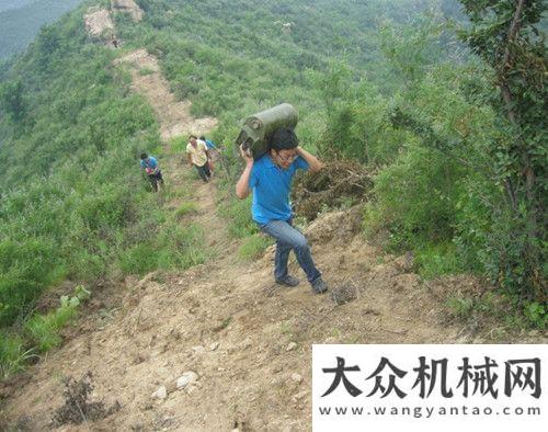 車研制成功玉柴挖掘機(jī)服務(wù)旗幟插上高山云端重