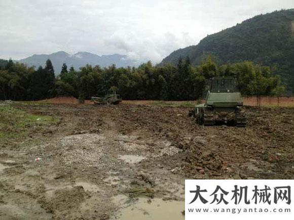 標(biāo)兵崗稱號(hào)雅安地震沖鋒陷陣 徐工服務(wù)人員保障救援設(shè)備山重建