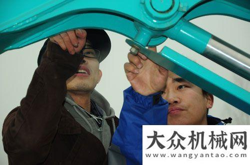 金链奖荣誉易极2013年首场二手工程机械无底价拍卖会成功举办林德叉