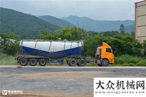 山推平地機(jī)黃色粉罐車成梅州貨運市場一景，這家散裝水泥運輸公司為何只用華菱車？提機(jī)報