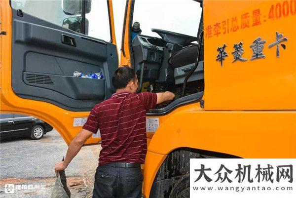 山推平地機(jī)黃色粉罐車成梅州貨運市場一景，這家散裝水泥運輸公司為何只用華菱車？提機(jī)報