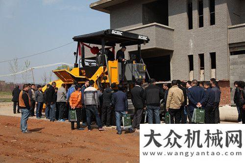 河北重卡村陜建機(jī)械舉辦石家莊路面機(jī)械設(shè)備產(chǎn)品推介會(huì)現(xiàn)場(chǎng)簽