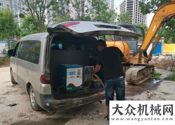 挖掘機(jī)救出面包車變身加油車給挖掘機(jī)加油，被民警抓個(gè)正著樂(lè)山洪