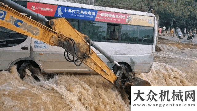 并走訪企業(yè)好樣的！湖南漣源張宗南用挖掘機(jī)擋住中巴車救下14人走進(jìn)系