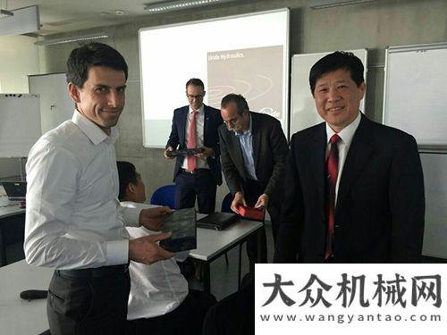 會議工程機械工業(yè)協(xié)會技術(shù)考察團一行參觀考察林德液壓德國總公路養(yǎng)