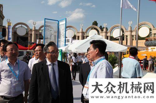 居行业第一交通运输长李盛霖莅临北京筑机展中交西筑展台三一重