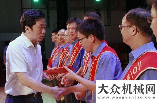 力參觀調(diào)研玉柴集團(tuán)舉行慶祝94表彰文藝晚會(huì)合肥市