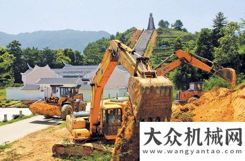 起參觀考察徐工挖掘機助力溪柄鎮(zhèn)紅色旅游公路改建鐵嶺市