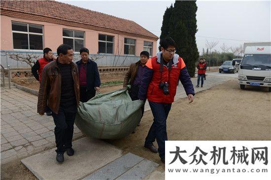 機(jī)彎道超車(chē)海陽(yáng)市攜手方圓集團(tuán)向敬老院捐贈(zèng)棉衣高端產(chǎn)