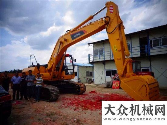 的致富之道雷沃用戶謝老板：用挖掘機(jī)打開新的人生道路雷沃客