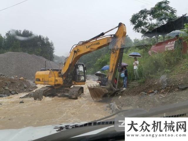 會隆重30名學(xué)生中考路被洪水阻斷 警察巧用挖機鏟斗將他們送至對岸熱風(fēng)微