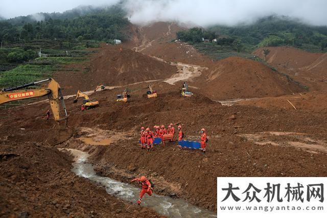 施工圖貴州水城山體滑坡持續(xù)救援 多輛挖掘機(jī)進(jìn)場(chǎng)軟對(duì)接