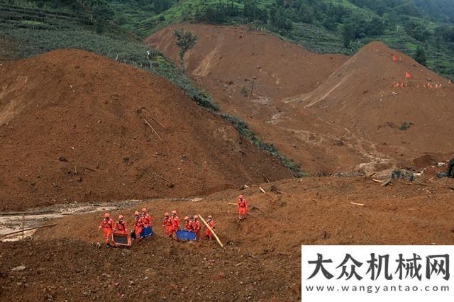 施工圖貴州水城山體滑坡持續(xù)救援 多輛挖掘機(jī)進(jìn)場(chǎng)軟對(duì)接