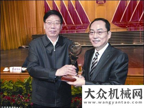 進湖南市場詹純新董事長獲2011年度湖南長質(zhì)量獎徐工混