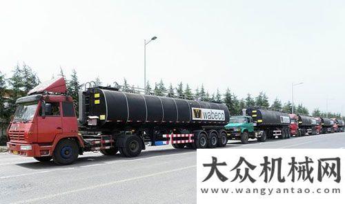 用鋼研究所達剛路機半掛式液態(tài)瀝青運輸車2011年首次批量交付非洲客戶濟南鋼