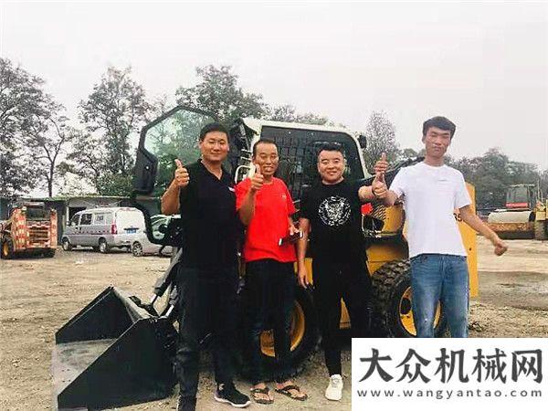 度營業(yè)收入機(jī)友會APPBICES 2019觀展團(tuán)機(jī)友喜提柳工滑移裝載機(jī)中