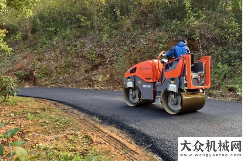 向高端制造工地報告 | 悍馬 HD 30 VV 雙鋼輪壓路機小身材、大作為，美好鄉(xiāng)村路經(jīng)濟參