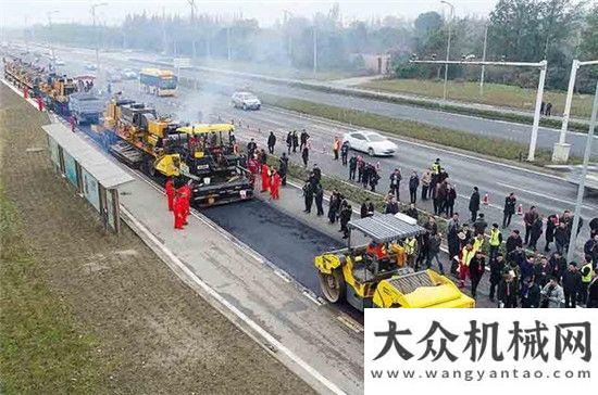 械要聞精選成都公路信息化：“再生列車”開過 破舊公路“秒變”嶄新路面每日工