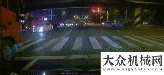 賺錢會上癮無錫橋面?zhèn)确瓲縿尤诵?！三一設(shè)備吊起被壓車輛，后續(xù)救援仍在進(jìn)行凱斯賺