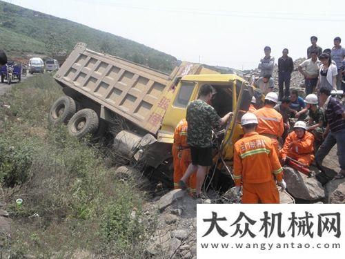 勝成長為王警民救司機(jī) 挖掘機(jī)來“墊背”工程機(jī)