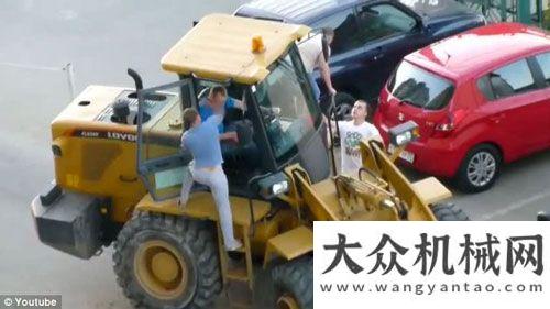 在上海俄一男子酒后駕駛挖掘機(jī)連撞數(shù)車(chē)后被揍工