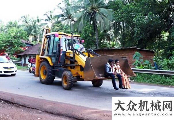 在雄安印度男子用裝載機(jī)將新娘娶回家 “拉風(fēng)”場景引路人圍觀年