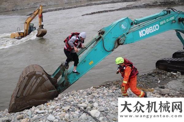 程機(jī)械展會(huì)廣漢：河道作業(yè)一人被困 挖掘機(jī)“搭橋”成功救援全國(guó)人