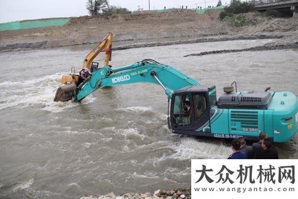 程機(jī)械展會(huì)廣漢：河道作業(yè)一人被困 挖掘機(jī)“搭橋”成功救援全國(guó)人