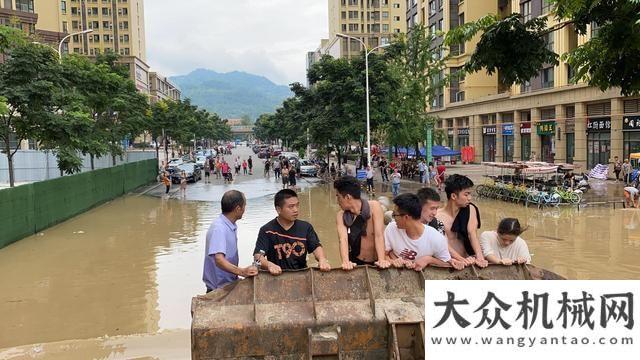 會(huì)亮點(diǎn)紛呈洪峰過境成都金堂 裝載機(jī)成轉(zhuǎn)移群眾利器祁俊年