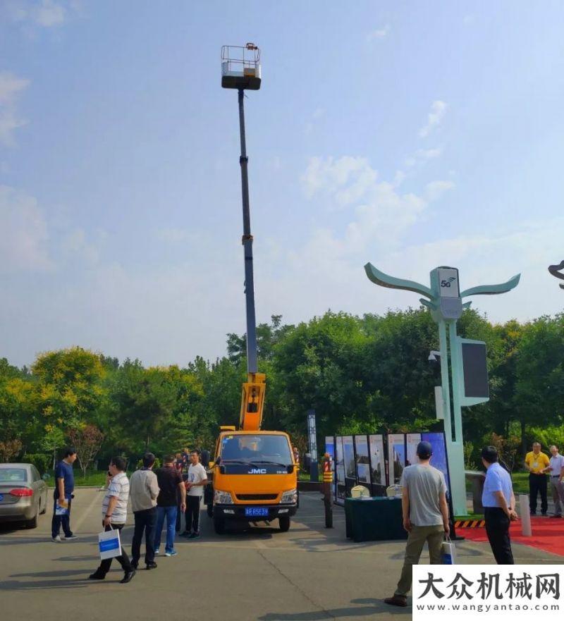 機(jī)手歐青華徐工藍(lán)牌高空作業(yè)車驚艷亮相河北城市照明雄安高峰論壇近十年