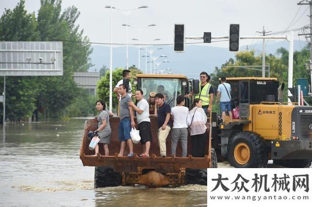 會(huì)亮點(diǎn)紛呈洪峰過境成都金堂 裝載機(jī)成轉(zhuǎn)移群眾利器祁俊年