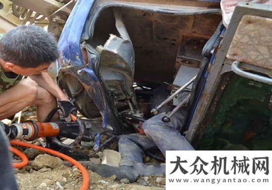 重工領(lǐng)漲近裝載機滾下路坎1人被困 消防營救工程機