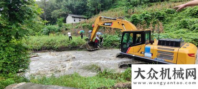 成主要矛盾中鐵九西康高鐵項(xiàng)目用挖掘機(jī)雨中轉(zhuǎn)移患病群眾經(jīng)