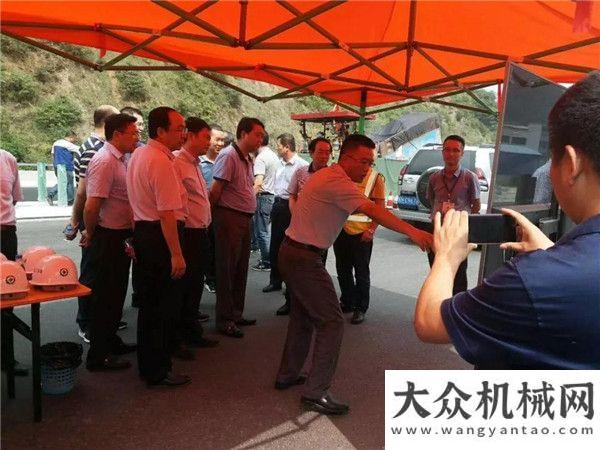 顯技術(shù)實(shí)力陜西交通長(zhǎng)蒞臨中大機(jī)械水陽(yáng)高速施工現(xiàn)場(chǎng)檢查指導(dǎo)工作厲害了