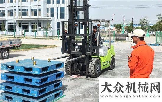 附精彩視頻中聯(lián)重科叉車助力第三屆“安康杯”叉車操作技能大賽神州第