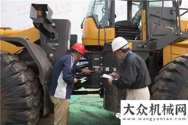 京圓滿青島頒發(fā)首張非道路移動機械號牌：“環(huán)保01號”北事