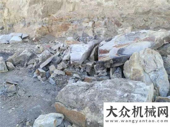 下刺特激技一臺(tái)能當(dāng)三臺(tái)用？山河智能鉤掘機(jī)就是牛！來(lái)來(lái)來(lái)