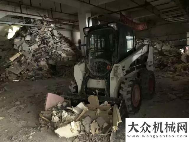 產(chǎn)滿足需求山貓滑移裝載機(jī)室內(nèi)清運(yùn)建筑垃圾案例方圓集