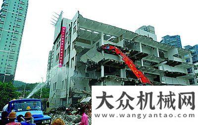 度促銷怪圈“怪手”連撕帶咬高空拆舊樓 一次剪斷五六根鋼筋工程機(jī)