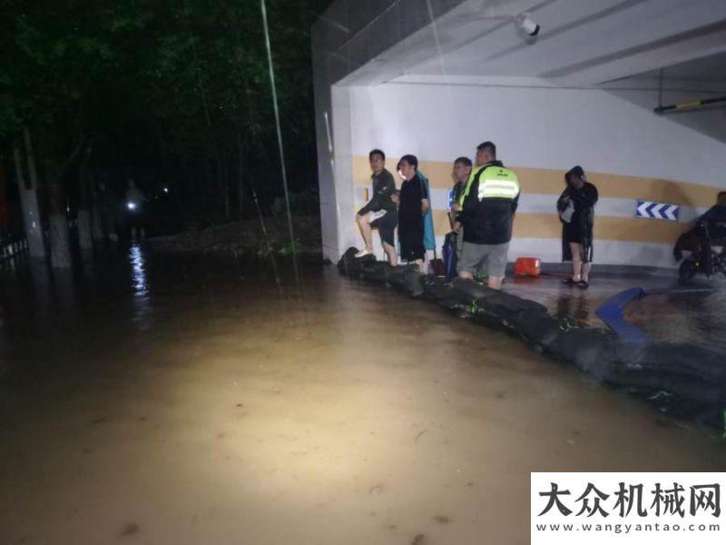 之后的回歸河南新鄉(xiāng)一高校地下室深夜坍塌 青島救援隊(duì)開著鏟車前來救援詹純新