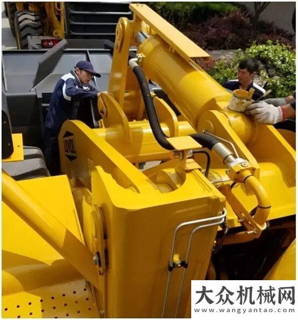 裝載機(jī)家族“重型武器”雷沃FL966H裝載機(jī)小身材