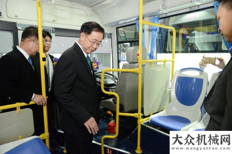 先表彰金旅客車參加泰國巴士卡車展覽會(huì)獲最佳商用車大獎(jiǎng)金龍汽