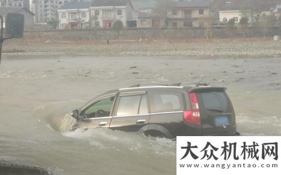 外再拓疆土急流之中，民警帶著挖掘機來了！雷沃致